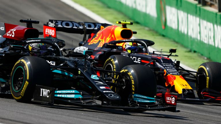 Lewis Hamilton (l.) und Max Verstappen (r.) duellierten sich in Brasilien beim GP von Sao Paulo hart.
