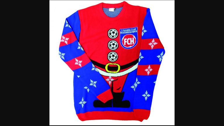 FC Heidenheim: Heidenheim Fans können zum Heidenheimer Weihnachtsmann werden! Der Pulli wird vor allem von einem Weihnachtsmann-Körper ausgezeichnet. Die Knöpfe sind natürlich im Fußball-Muster gehalten. (Quelle: Heidenheim Fanshop).