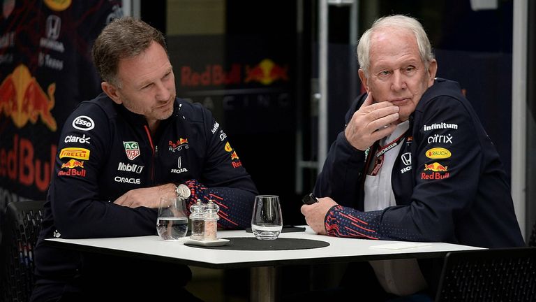 Red-Bull-Teamchef Christian Horner (l.) und Motorsportberater Dr. Helmut Marko rätseln über die grandiose Brasilien-Performance von Lewis Hamilton.