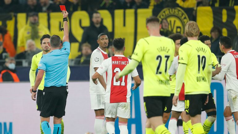 Mats Hummels sieht gegen Ajax Rot. Eine richtige Entscheidung?