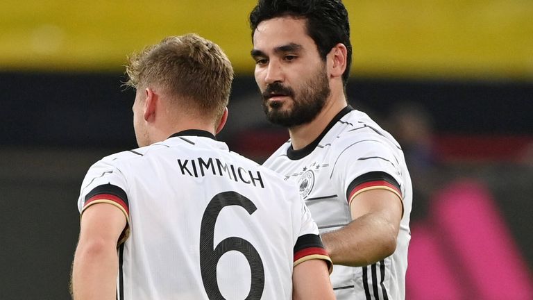 Ilkay Gündogan (r.) rechnet damit, dass sich Joshua Kimmich noch gegen das Coronavirus impfen lassen wird.