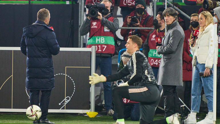 Löw schaut vor dem Anpfiff ganz genau bei Manuel Neuer zu.