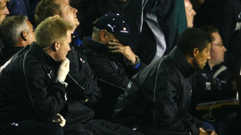Etwas ähnliches passiert Tottenham-Coach Martin Jol 2007. Während des Spiels wird die Entlassung des Niederländers publik. Fans feiern Jol, der seine Tränen auf der Bank nicht zurückhalten kann.