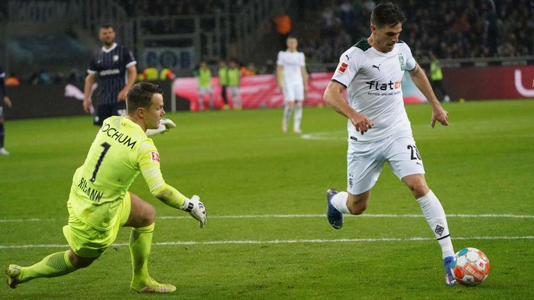 JONAS HOFMANN: Bei Borussia Mönchengladbach spielt der 29-Jährige grundsätzlich in der offensiven Reihe und kommt auf 60 Torbeteiligungen in der Bundesliga. In der deutschen Nationalmannschaft kommt ihm eine neue Rolle zuteil.
