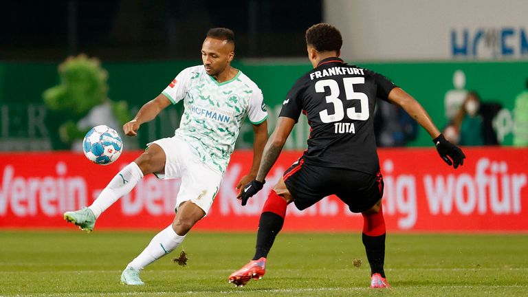 Julian Green (l.) verlängert seinen Vertrag bei der SpVgg Greuther Fürth. 