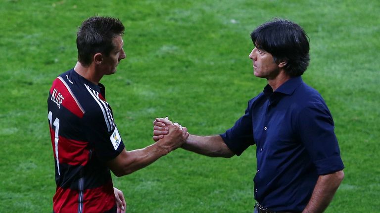 Miroslav Klose spricht über die Ansprache von Trainer Löw in der Halbzeit des WM-Halbfinales gegen Brasilien.