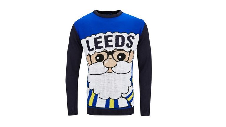 Leeds: In Leeds steht der Pulli ganz im Zeichen des Weihnachtsmannes. Der gesamte Oberkörper wird von ihm bedeckt. Für manche Geschmäcker wahrscheinlich viel zu groß. Die Brille erinnert fast an Marcelo Bielsas Modell. (Quelle: Leeds Fanshop)