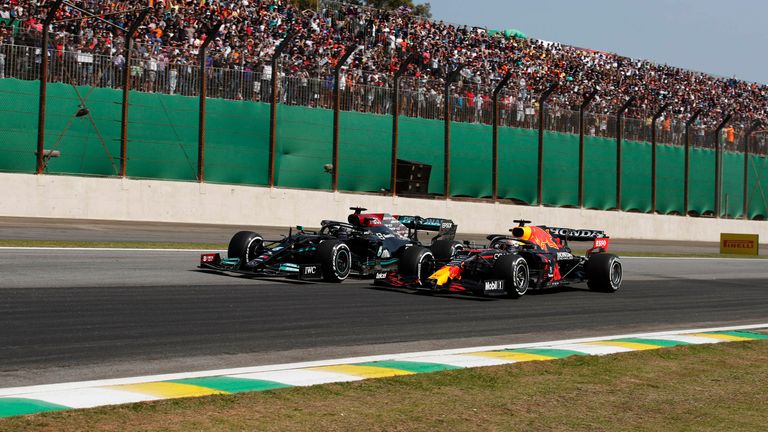 Lewis Hamilton und Max Verstappen beim Rennen in Brasilien.