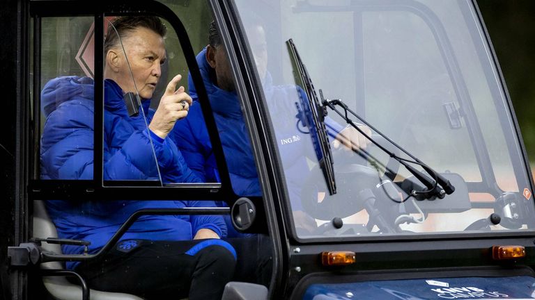 Louis van Gaal konnte das Training der niederländischen Nationalmannschaft nur aus einem Golf-Wagen heraus verfolgen.