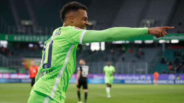 Lukas Nmecha macht das Tor des Tages gegen den FCA. 