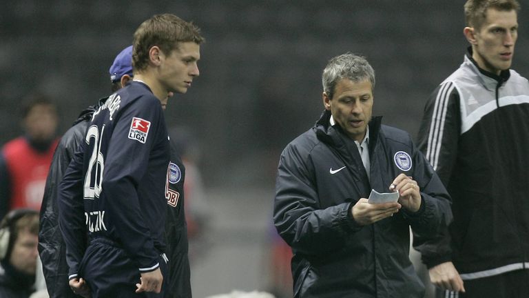 Dabei startete er seine Karriere im deutschen Oberhaus als Stürmer bei Hertha BSC. Trainer Lucien Favre fungierte den jungen Profi um.