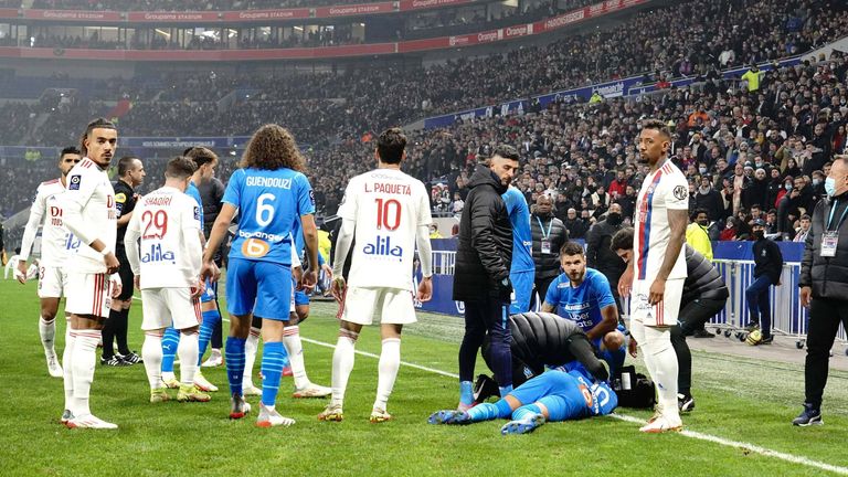 Nächster Skandal in der Ligue 1! Dimitri Payet sinkt zu Boden, nachdem er von einer Wasserflasche am Kopf getroffen worden ist.