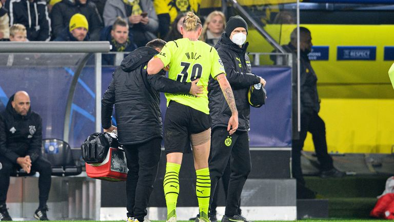 Marius Wolf wurde gegen Ajax in er 58. Minute verletzt ausgewechselt.
