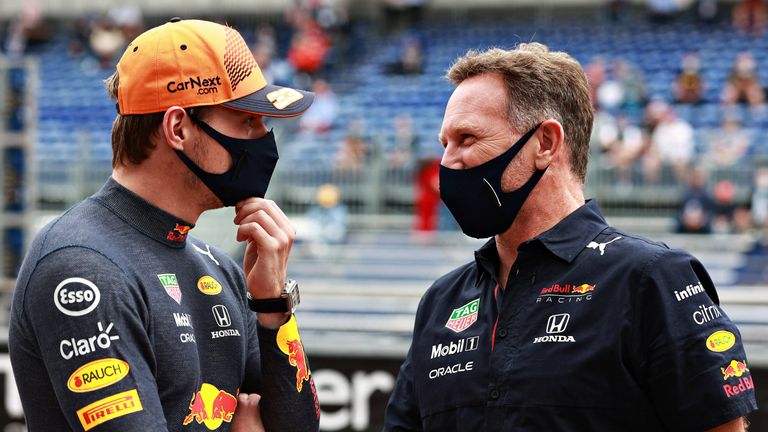 Max Verstappen (links) im Gespräch mit Red-Bull-Teamchef Christian Horner.