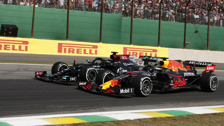 Hartes Duell in Interlagos zwischen Max Verstappen (vorne) und Lewis Hamilton.