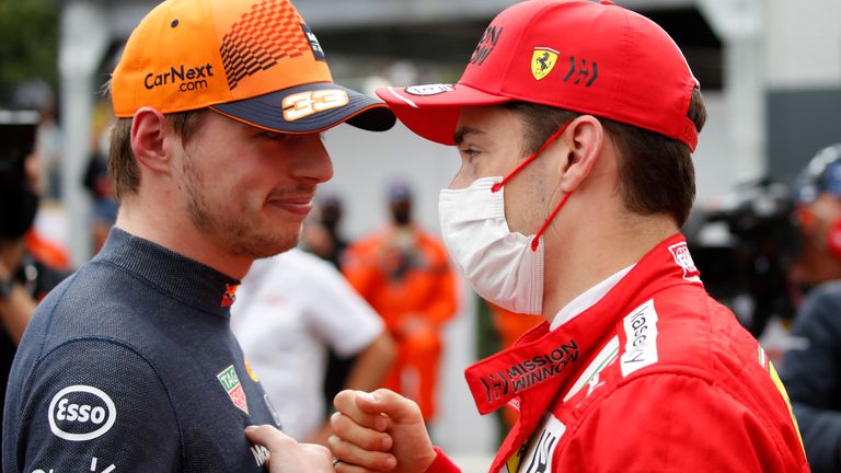 Max Verstappen (links) im Gespräch mit Charles Leclerc.