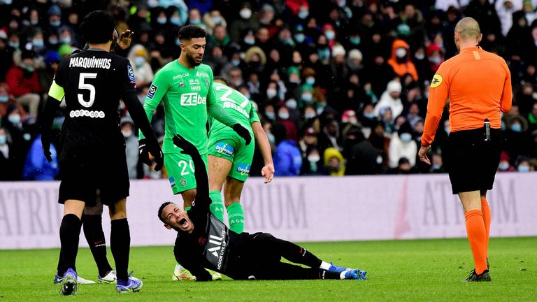 Superstar Neymar verletzt sich beim Auswärtsspiel in St. Etienne.