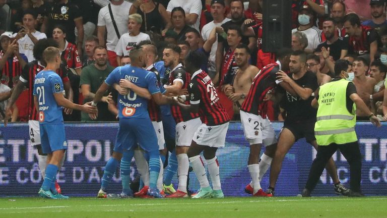 OGC Nizza - Olympique Marseille: Am 22. August feuern Nizza-Anhänger eine Flasche Richtung Payet. Der Franzose feuert diese zurück. Nach Platzsturm und Schlägereien wird das Spiel abgebrochen und ein Wiederholungsspiel auf neutralem Platz angesetzt.