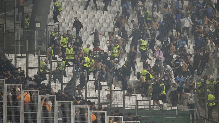Olympique Marseille - Galatasaray Istanbul: Ebenfalls am 30. September gibt es unschöne Szenen zwischen den Anhängern der Südfranzosen und den türkischen  Gästen. Beide Fanlager bewerfen sich mit zahlreichen Gegenständen, darunter auch Bengalos.