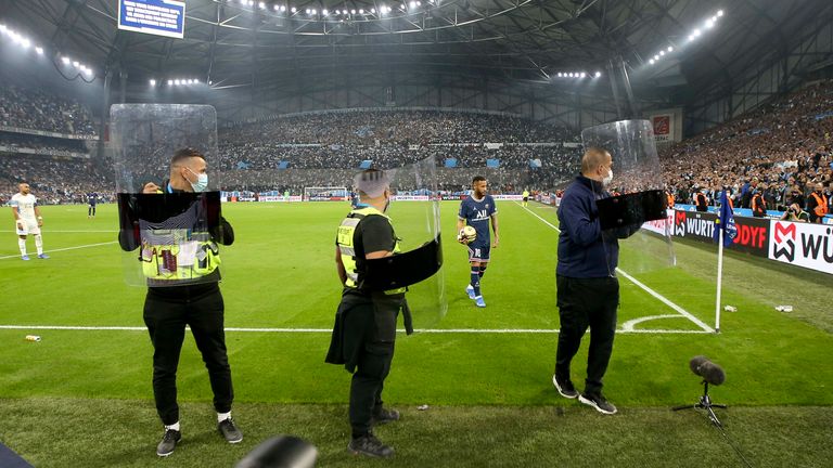 Olympique Marseille - Paris Saint-Germain: OM-Anhänger bewerfen die PSG-Spieler immer wieder mit Gegenständen. Das Spiel muss gleich mehrere Male unterbrochen werden.