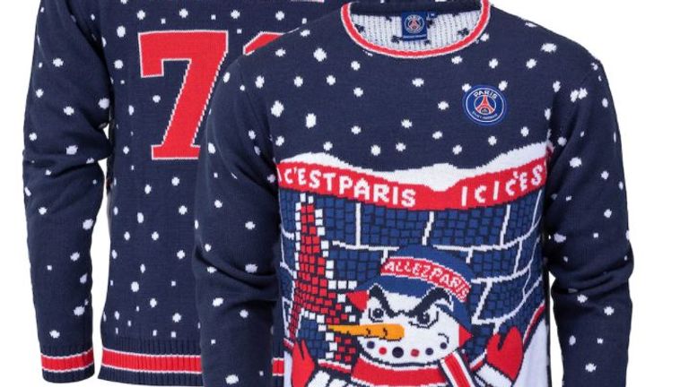 Paris Saint-Germain: Der Parc de Princes im Schneegestöber und mittendrin ein grimmiger Schneemann mit Anglerhut. Das ist das Motiv des diesjährigen Weihnachtspullis von PSG (Quelle: Fanshop PSG).