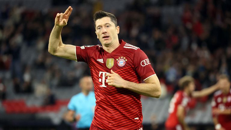 Mit 18 Doppelpacks in der Champions League belegt Lewandowski ebenfalls den dritten Rang in dieser Statistik. Auch hier liegen Ronaldo (30) und Messi (28) vor dem polnischen Rekordnationalspieler.