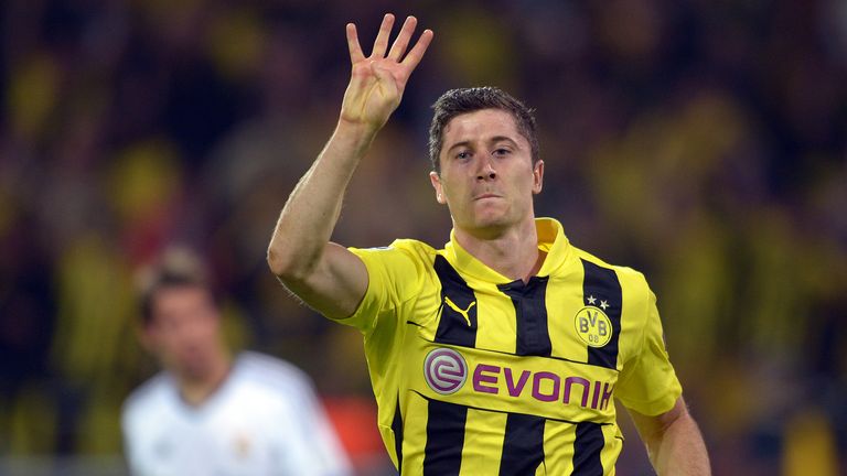 Gegen Real gelang dem Ausnahmestürmer auch ein historischer Meilenstein: Im Halbfinal-Hinspiel 2013 schoss der Pole damals noch für Borussia Dortmund als erster Spieler überhaupt vier Tore in einem Champions-League-Spiel. Der BVB gewann mit 4:1.