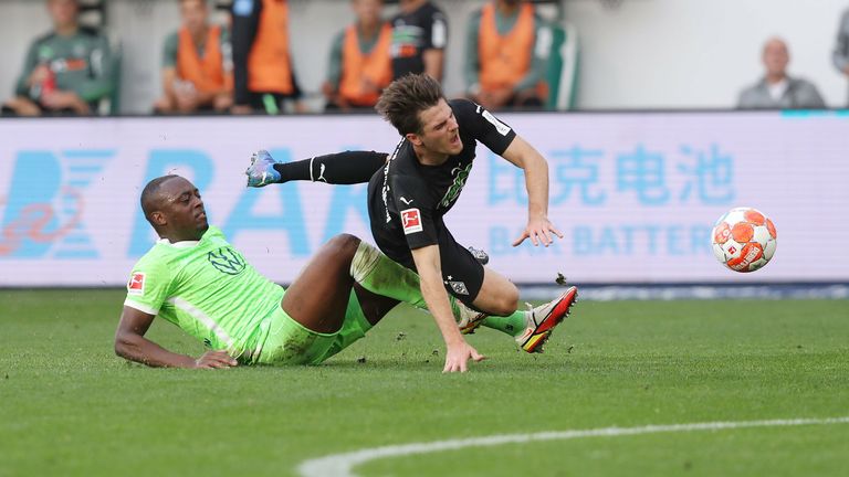 …auf Platz drei folgen: Jerome Roussillon, Josuha Guilavogui (beide Wolfsburg), Bell (Mainz), Tanguy Coulibaly (VfB), Kerem Demirbay (Leverkusen), Thomas Meunier (BVB), Jeffrey Gouweleeuw und Reece Oxford (beide FCA) mit jeweils vier gelben Karten.