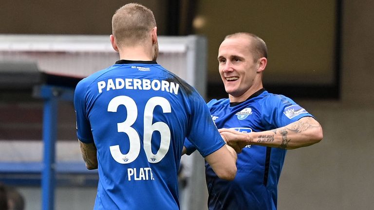 Paderborns Sven Michel jubelt nach seinem Tor zum 1:0 mit Felix Platte.