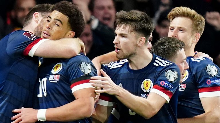 SCHOTTLAND: Schottland ist hinter Dänemark zweiter in Gruppe F geworden. Mit einigen Premier-League-Spielern könnte in den Play-Offs was gehen. Uniteds Scott McTominay oder Arsenals Kieran Tierney würden sicherlich gerne zur WM nach Katar. 