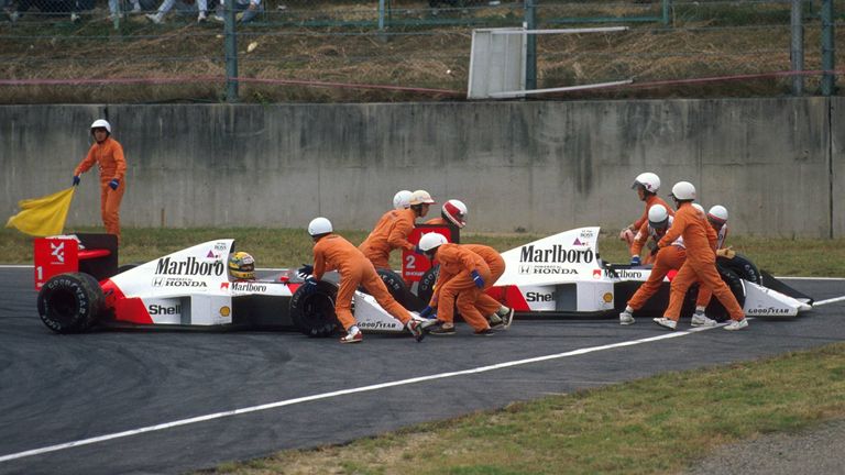Ayrton Senna wird 1989 bei Großen Preis von Japan von Streckenposten angeschoben. Alain Prost hat da sein Auto schon verlassen.