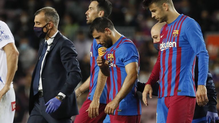Sergio Agüero (M.) vom FC Barcelona droht offenbar das vorzeitige Karriereende.