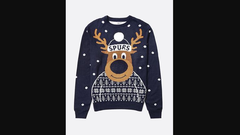 Tottenham Hotspur: Bei den Spurs trägt man nicht den Hahn, sondern ein Rentier samt Tottenham-Mütze auf dem Sweater. Sogar das Rentier hat einen eigenen Weihnachtspulli an. Antonio Conte steht er bestimmt… (Quelle: Tottenham Shop).