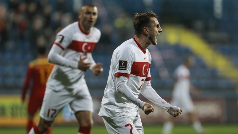 TÜRKEI: Mit dem deutschen Trainer Stefan Kuntz ging es wieder etwas aufwärts bei der türkischen Nationalmannschaft. Jetzt müssen Lille-Star Burak Yilmaz und Co. noch in die Play-Offs. 