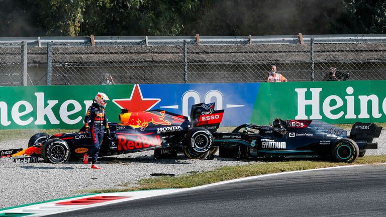 Max Verstappen verlässt sein Auto nach einer Kollision mit Lewis Hamilton in Monza.