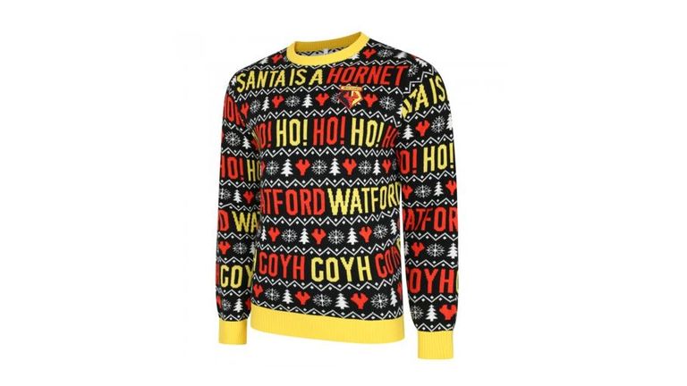Watford: “Santa is a Hornet” ist das Motto in Watford. Beim Premier-League-Aufsteiger sind die Kragen von grellem Gelb gezeichnet. Ansonsten gibt es vier verschiedene Schriftzüge. Passend zu Watford oder Weihnachten (Quelle: Watford Fanshop)
