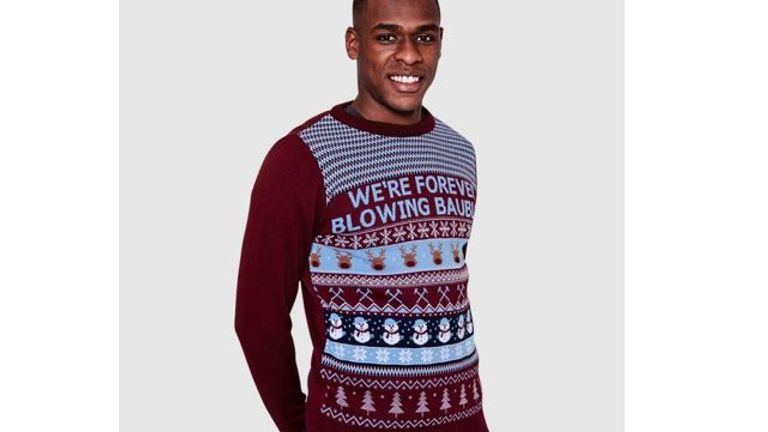 West Ham: Die Hammers haben unter anderem diesen Sweater im Angebot. Die Aufmerksamkeit hat man mit diesem Stück sicherlich auf seiner Seite. Genau wie West Ham in der Premier League….(Quelle: West Ham Fanshop)