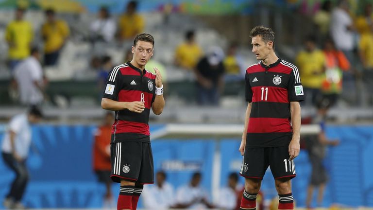 Klose musste Özil in der Halbzeit des WM-Halbfinals gegen Brasilien ermahnen keine Beinschüsse zu versuchen.