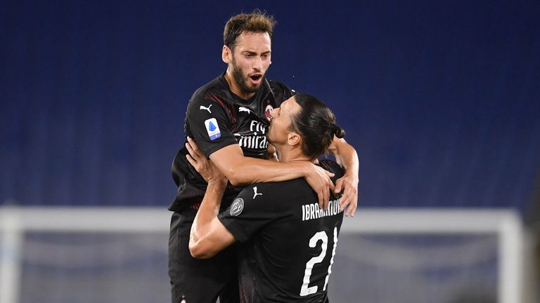 Hakan Calhanoglu (links) und Zlatan Ibrahimovic spielten anderthalb Jahre gemeinsam für den AC Mailand.