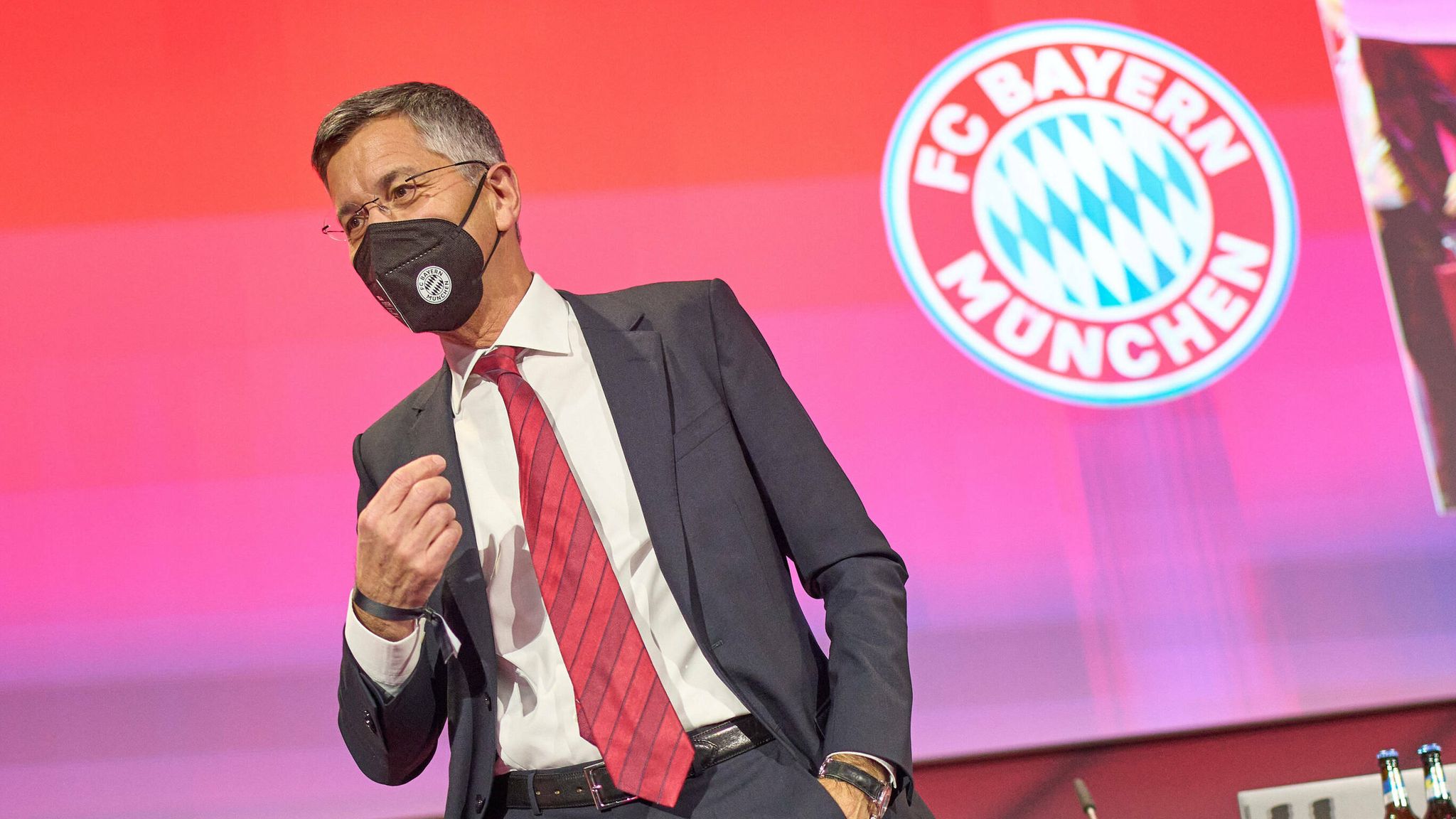 FC Bayern News FCB richtet sich nach JHVDesaster um KatarSponsoring