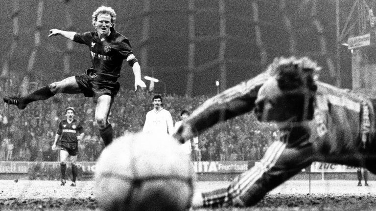 PLATZ 7: 1. FC Kaiserslautern - Die Pfälzer verwandelten bisher 168 ihrer 242 Elfmeter in der Bundesliga (69,4%). Mit 18 Treffern vom Punkt hat Andreas Brehme die meisten Strafstöße für Kaiserslautern im deutschen Fußball-Oberhaus verwandelt.