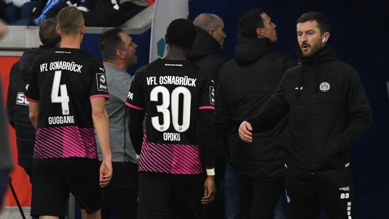 Die Osnabrücker Spieler um Aaron Opoku verlassen nach einer rassistischen Zuschaueraeusserung das Spielfeld.