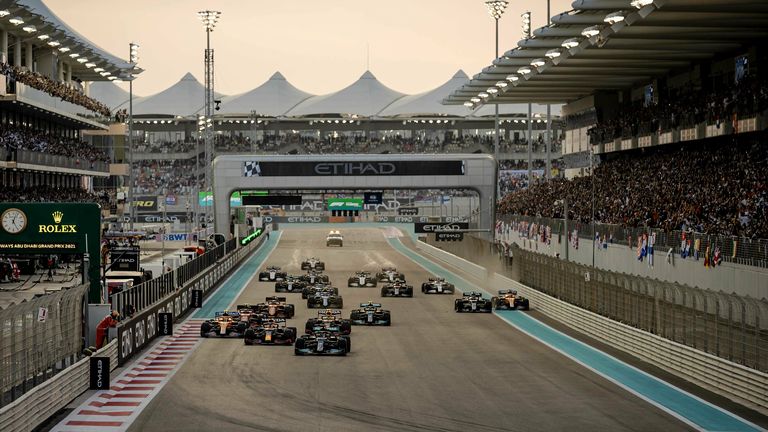 FORMEL 1: Das Saisonfinale steigt wie seit vielen Jahren auf dem Yas Marina Circuit in Abu Dhabi. Zum letzten Mal heulen die Motoren am 20. November 2022 auf. Ob sich ein ähnliches Herzschlagfinale wie 2021 wiederholen wird? Das Rennen gibt´s live bei Sky.