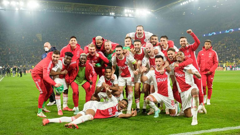 Ajax Amsterdam bejubelt den Sieg in der Champions League bei Borussia Dortmund.