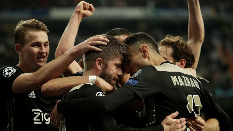 Ajax Amsterdam feiert im Achtelfinal-Rückspiel der Königsklasse das Weiterkommen bei Real Madrid.