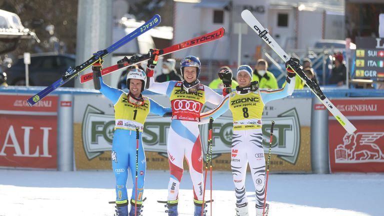 Alex Schmid (r.) fährt beim Riesenslalom in Alta Badia auf das Podest. 