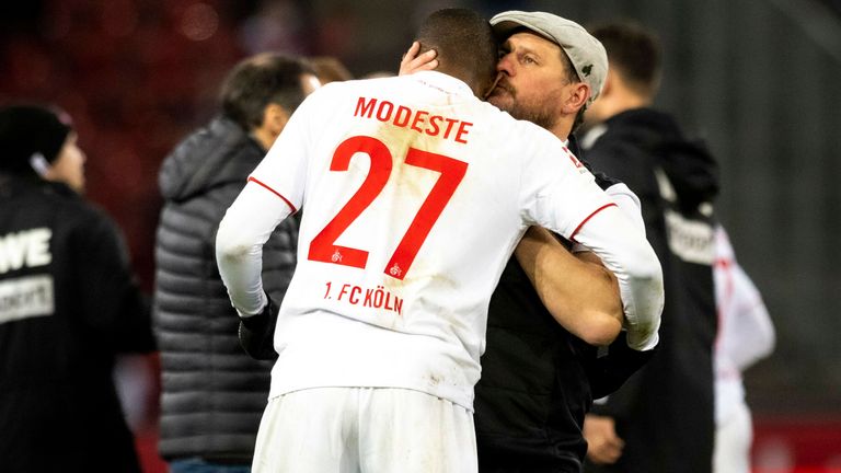 Steffen Baumgart nimmt Anthony Modeste in den Arm.