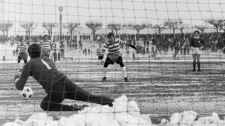 PLATZ 18: MSV DUISBURG - Die Zebras verwandelten bisher 84 ihrer 108 Elfmeter in der Bundesliga (77,8%). Mit 18 Treffern vom Punkt hat Bernd Lehmann die meisten Strafstöße für Duisburg im deutschen Fußball-Oberhaus verwandelt.