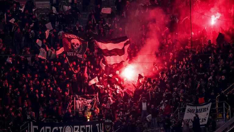 Pyrotechnik im Gästeblock von Besiktas beim Champions-League-Spiel in Dortmund.
