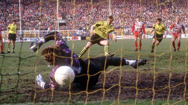 PLATZ 4: BORUSSIA DORTMUND - Die Dortmunder verwandelten bisher 201 ihrer 274 Elfmeter in der Bundesliga (73,4%). Mit 49 Treffern vom Punkt hat Michael Zorc die meisten Strafstöße für Dortmund im deutschen Fußball-Oberhaus verwandelt.